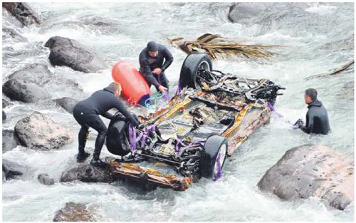 John的車子被打撈上來。（新西蘭《中文先驅(qū)報》）