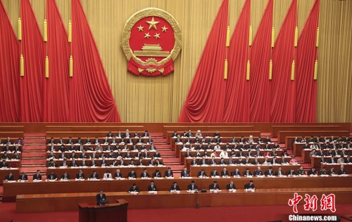 3月13日，十三屆全國人大一次會議在北京人民大會堂舉行第四次全體會議，聽取國務(wù)委員王勇關(guān)于國務(wù)院機(jī)構(gòu)改革方案的說明。 <a target='_blank' >中新社</a>記者 盛佳鵬 攝