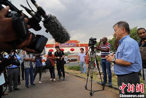 圖為約翰內(nèi)斯堡非洲商貿(mào)城董事長(zhǎng)徐長(zhǎng)斌介紹商城經(jīng)營(yíng)情況。 <a target='_blank' >中新社</a>記者 宋方燦 攝