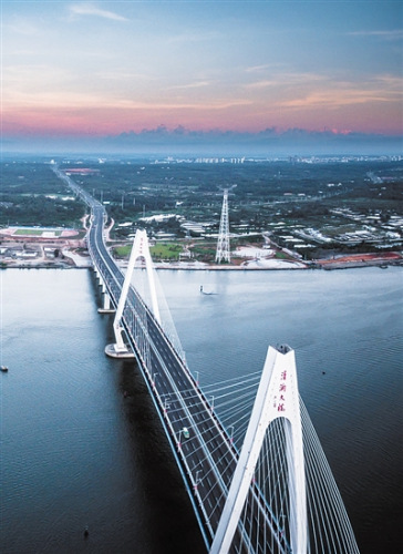 航天旅游成熱點(diǎn)，清瀾大橋成為景點(diǎn)。本報(bào)記者 李幸璜 攝