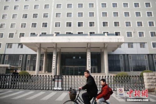 3月13日，民眾從環(huán)境保護(hù)部門前騎車經(jīng)過。當(dāng)日，《國務(wù)院機(jī)構(gòu)改革方案》提請十三屆全國人大一次會議審議。方案提出，中國擬組建生態(tài)環(huán)境部，不再保留環(huán)境保護(hù)部。 <a target='_blank' >中新社</a>記者 卞正鋒 攝