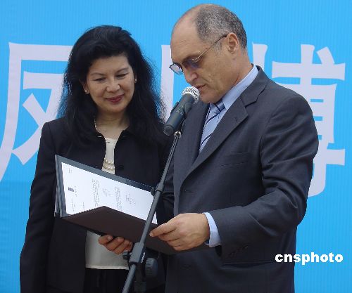 資料圖：2007年，在何鳳山逝世十周年之際，以色列駐華大使安泰毅（右）親自前往何鳳山故里湖南益陽緬懷恩人，并代表以政府授予何鳳山以色列“榮譽公民”證書。圖為何鳳山女兒何曼禮接受證書。