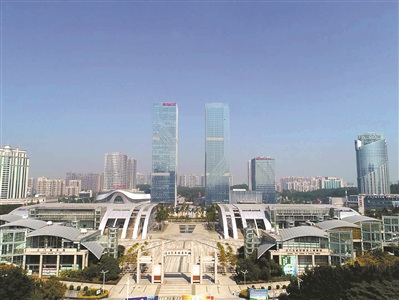 江門市蓬江區(qū)五邑華僑廣場一帶，充滿現(xiàn)代氣息。