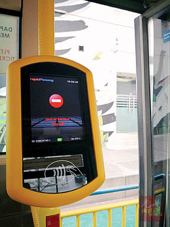 乘客上巴士之前就可以觸碰屏幕，無需掏現(xiàn)金。（馬來西亞《光華日報》）