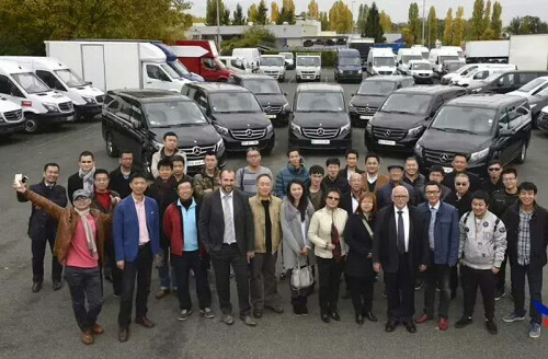 2015年春法國持證司機(兼導(dǎo)游)第一批團購奔馳商務(wù)車。(《歐洲時報》)
