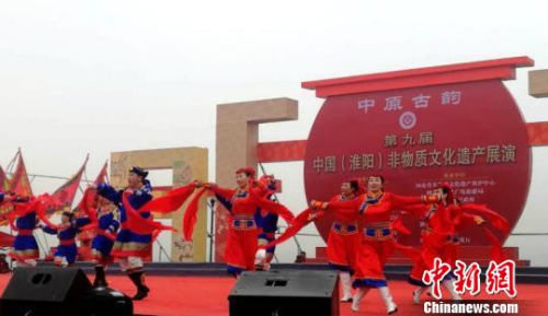 圖為來自內(nèi)蒙古自治區(qū)的蒙古族安代舞?！Ⅸi 攝