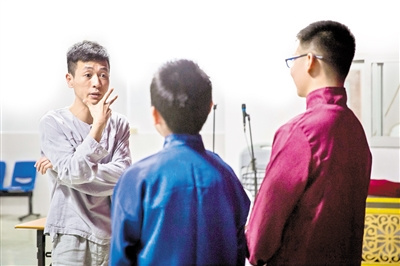  彭嘉志在給徒弟上課。