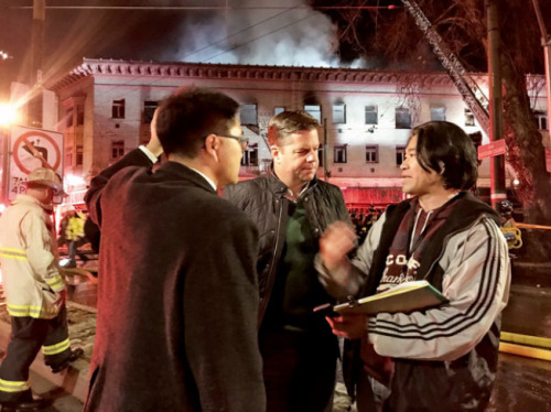 圖為市長麥法恩(中)到場了解火情。(美國《世界日報》/黃少華 攝)