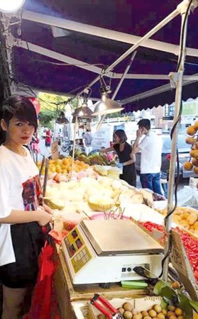 品種豐富的水果攤生意火爆。（美國僑報網(wǎng)）