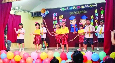 一個(gè)舞臺(tái)，呈獻(xiàn)多元種族特色，這符合馬來(lái)西亞精神，卻也是華小的挑戰(zhàn)。(馬來(lái)西亞《光華日?qǐng)?bào)》)