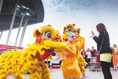 外出表演受到年輕人喜愛。