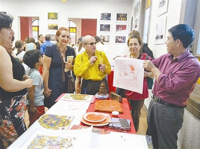 圖③為2017年，任鶴林帶開(kāi)封木版年畫(huà)走進(jìn)南美。