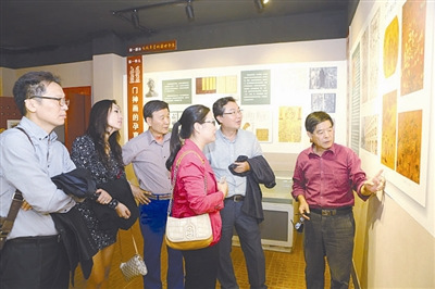 任鶴林為來(lái)博物館的參觀者講解年畫(huà)的歷史。