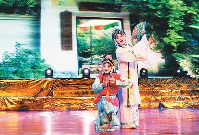 圖為弋陽(yáng)腔藝術(shù)保護(hù)中心演員表演弋陽(yáng)腔選段《游園》 圖為弋陽(yáng)腔藝術(shù)保護(hù)中心演員表演弋陽(yáng)腔選段《游園》