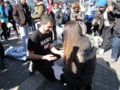 有選手在終點線與前來替他加油的女友求婚。(美國《世界日報》/顏嘉瑩 攝)