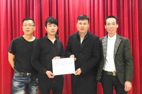 意大利威尼托華僑華人工商聯(lián)合會秘書長王士晃(右二)向困難家庭親友轉(zhuǎn)交善款。來源：歐聯(lián)網(wǎng)