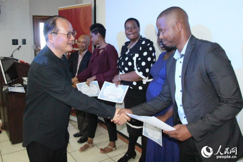 鄭文參贊還向完成中文2級課程的學(xué)員頒發(fā)了證書。攝影王磊