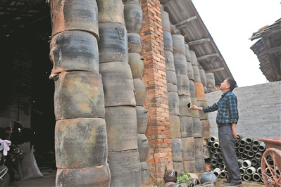 祖輩留下的陶缸墻。