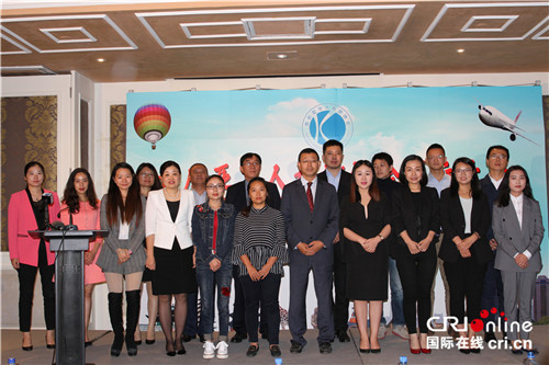 　肯尼亞華人旅游協(xié)會成員旅行社代表合影。(王新俊 攝)