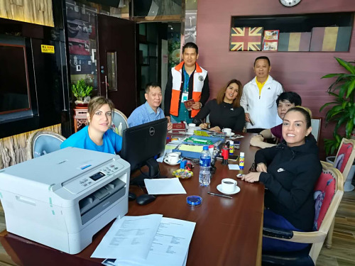 委領(lǐng)事部人員在幫助僑胞辦證。