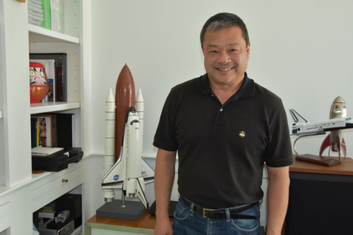 焦立中在休斯敦的家中接受采訪。（美國《僑報(bào)》/陳琳 攝）