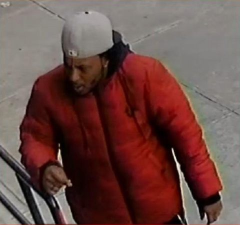 該男子涉嫌在法拉盛、貝賽等地?fù)尳俣嗝印?美國(guó)《世界日?qǐng)?bào)》/警方提供)