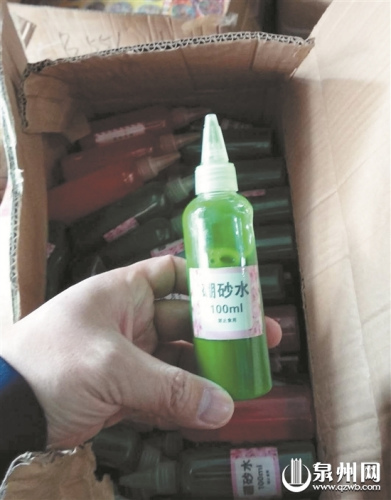 工商執(zhí)法人員在民權路一批發(fā)點查獲多箱“史萊姆”硼砂水。 (莊嚴 供圖) 