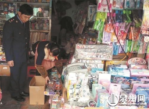 臨江工商所工作人員對立成小學周邊的文具店進行檢查 (莊嚴 供圖) 