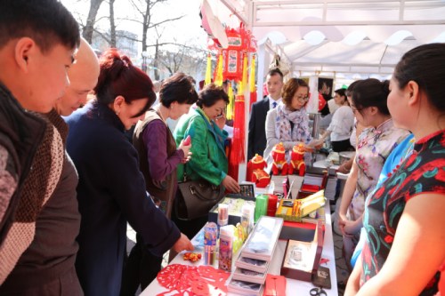 中國手工藝品受歡迎。