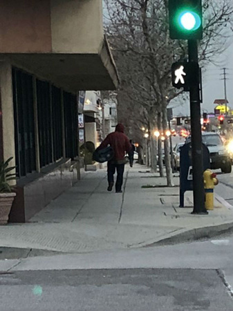 嫌犯背影。（美國(guó)《僑報(bào)》/李小姐提供）