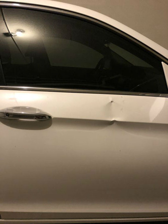 被損壞的車門。（美國(guó)《僑報(bào)》/李小姐提供）