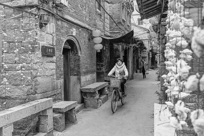  用牡蠣殼串起的貝殼簾掛在老街的拐角處，別有風情。