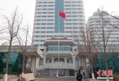 　3月14日，國(guó)家食品藥品監(jiān)督管理總局正門(mén)。《國(guó)務(wù)院機(jī)構(gòu)改革方案》13日提請(qǐng)十三屆全國(guó)人大一次會(huì)議審議。方案提出，組建國(guó)家市場(chǎng)監(jiān)督管理總局，不再保留國(guó)家工商行政管理總局、國(guó)家質(zhì)量監(jiān)督檢驗(yàn)檢疫總局、國(guó)家食品藥品監(jiān)督管理總局。