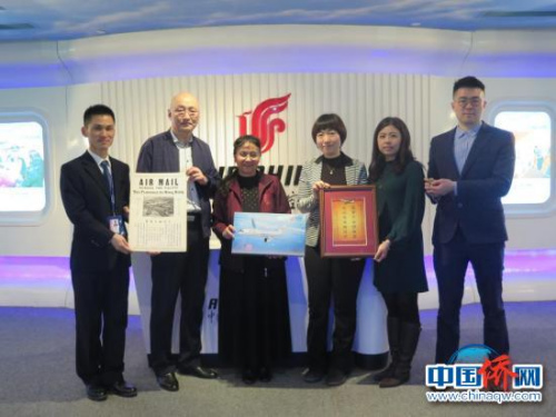  招思虹（左三）、中國華僑歷史博物館前館長黃紀凱（左二）與國航工作人員合影 受訪者供圖