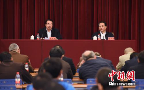 3月23日下午，國務(wù)院僑辦召開全辦干部大會，辦黨組書記許又聲傳達(dá)習(xí)近平總書記在黨的十九屆三中全會第二次全體會議上的重要講話精神和《深化黨和國家機構(gòu)改革方案》，對國僑辦機構(gòu)改革進行動員部署。辦黨組成員、副主任譚天星，全體機關(guān)干部和在京直屬單位領(lǐng)導(dǎo)班子成員參加會議。 侯宇 攝