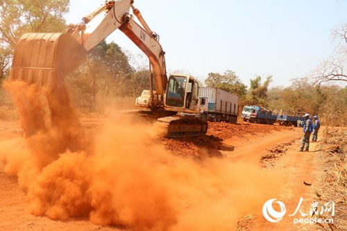 中國(guó)維和官兵進(jìn)行道路施工(中國(guó)赴南蘇丹瓦烏維和工兵部隊(duì)供圖) 中國(guó)維和官兵進(jìn)行道路施工(中國(guó)赴南蘇丹瓦烏維和工兵部隊(duì)供圖)