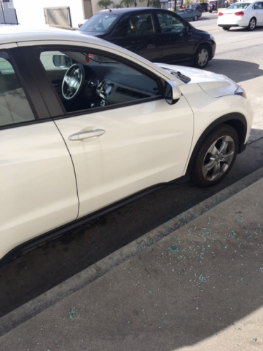 X女士的汽車大白天當街被砸破車窗，搶走放在乘客座位上的包包。當時車主坐在車內，引擎一直開著。(美國《世界日報》/X女士提供)