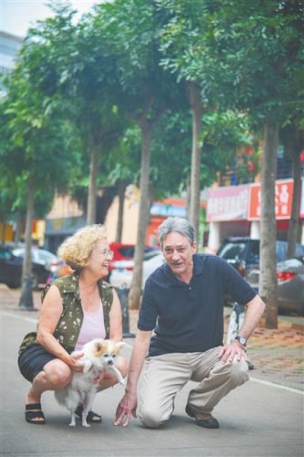  帕默和凱蒂在海口街頭。海南日報(bào)記者 袁琛 攝