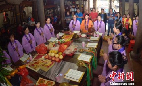 誦經(jīng)祈福。高亞成 攝