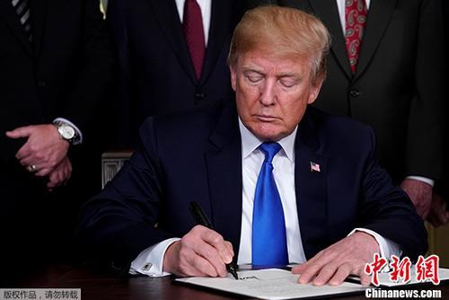 當(dāng)?shù)貢r(shí)間2018年3月22日，美國(guó)總統(tǒng)特朗普在華盛頓簽署總統(tǒng)備忘錄，依據(jù)“301調(diào)查”結(jié)果，將對(duì)從中國(guó)進(jìn)口的商品大規(guī)模征收關(guān)稅，并限制中國(guó)企業(yè)對(duì)美投資并購(gòu)。