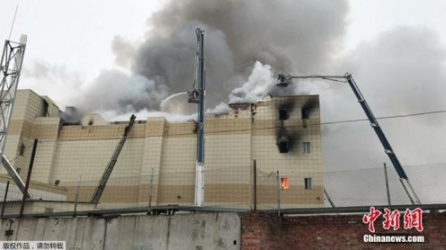 據俄新社消息，發(fā)生火災的購物中心名為“冬季櫻桃”。當天下午大火從該購物中心四樓燃起，而這一層有數個電影放映廳并擺放有兒童游樂設備。