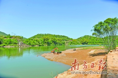 在松口鎮(zhèn)大黃村古驛道施工現(xiàn)場，工人們正在操作挖掘機(jī)清理堆積的淤泥。何森垚 攝