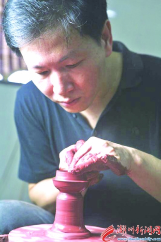 章海元在制作潮州手拉壺。