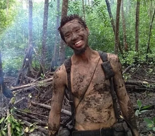 森林中的求生訓(xùn)練非常困難，梁明昌滿身都是污泥。(馬來西亞《星洲日?qǐng)?bào)》圖片)