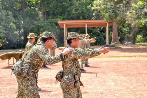后備軍可以從受訓(xùn)中，領(lǐng)會(huì)槍械射擊的技能。(馬來西亞《星洲日?qǐng)?bào)》圖片)