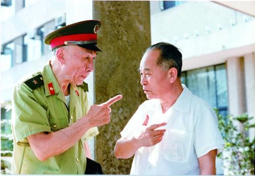 朱光亞與程開甲院士在討論。組委會(huì)供圖