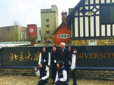  北大師生在英國(guó)校區(qū)門前合影。圖片為林衛(wèi)光攝/光明圖片