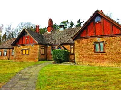 北大英國(guó)校區(qū)內(nèi)英式田園建筑風(fēng)格的教室。圖片為林衛(wèi)光攝/光明圖片