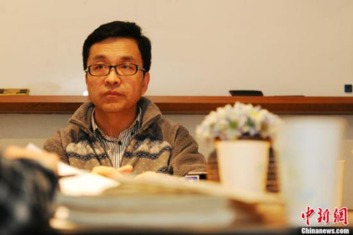 2014年初，從事民間對日索賠20余年、被稱為“中國民間對日索賠第一人”的童增向媒體公開自己珍藏多年的萬封信件，“用鐵證揭露安倍的丑陋”。據(jù)悉，這些信件來自日本侵華戰(zhàn)爭受害者，信中控訴戰(zhàn)爭給他們帶來的苦難，要求侵略者道歉。圖為童增接受<a target='_blank'  >中新網(wǎng)</a>記者采訪。<a target='_blank'  >中新網(wǎng)</a>記者 張龍云 攝 鍏抽