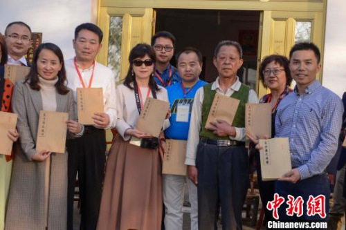 海外華文媒體高層一行感受金橋村家訓智慧。　楊華峰 攝